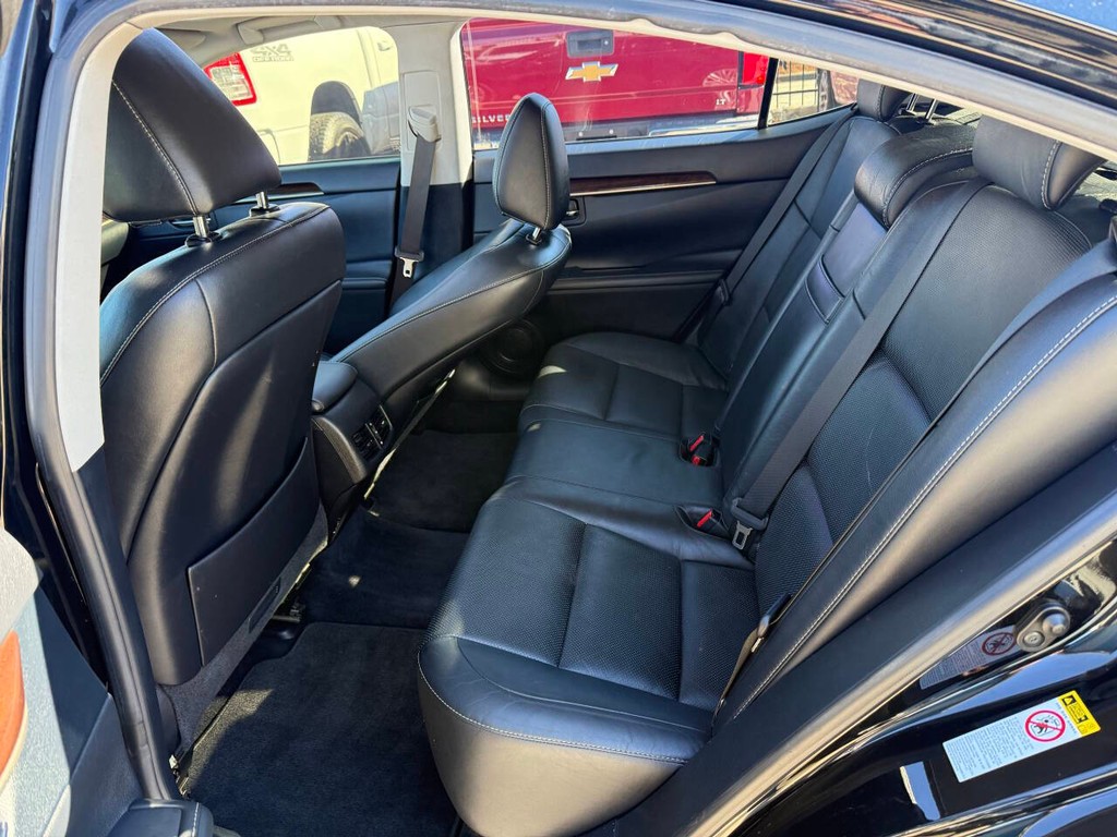 Lexus ES 350 Vehicle Full-screen Gallery Image 13