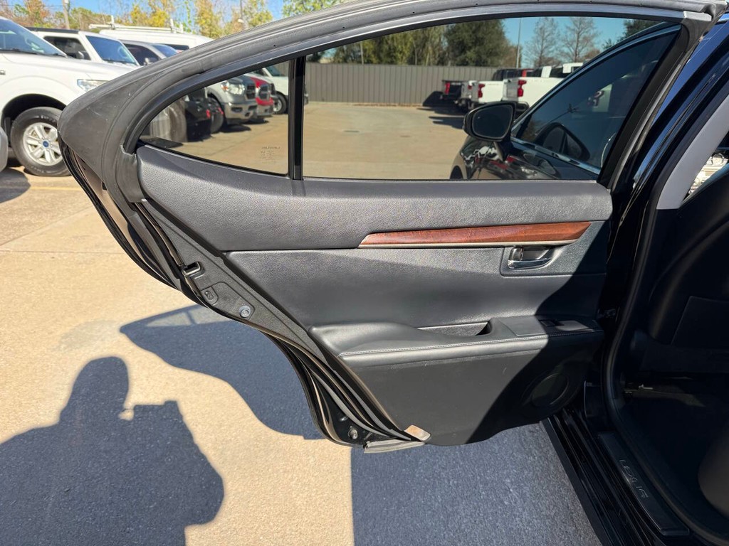 Lexus ES 350 Vehicle Full-screen Gallery Image 14