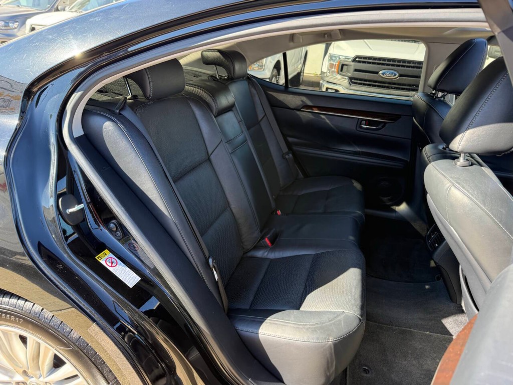 Lexus ES 350 Vehicle Full-screen Gallery Image 15