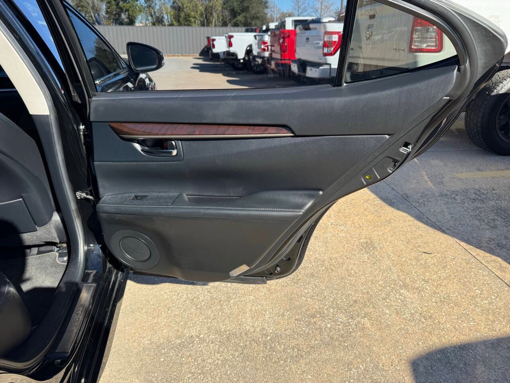 Lexus ES 350 Vehicle Full-screen Gallery Image 16