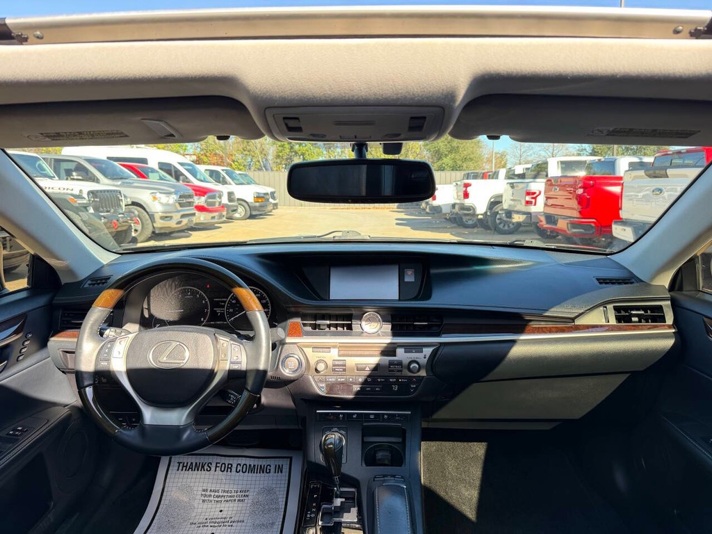 Lexus ES 350 Vehicle Full-screen Gallery Image 17