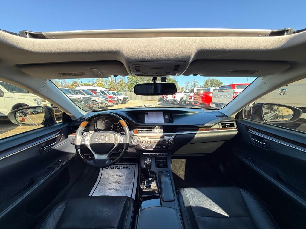 Lexus ES 350 Vehicle Full-screen Gallery Image 18