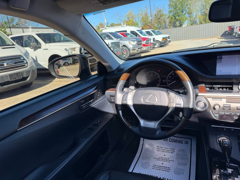 Lexus ES 350 Vehicle Full-screen Gallery Image 19