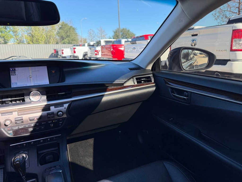 Lexus ES 350 Vehicle Full-screen Gallery Image 20