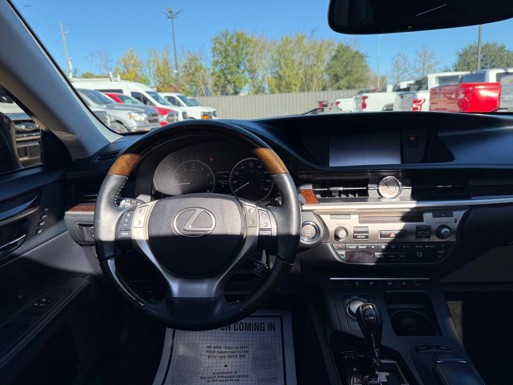 Lexus ES 350 Vehicle Full-screen Gallery Image 21