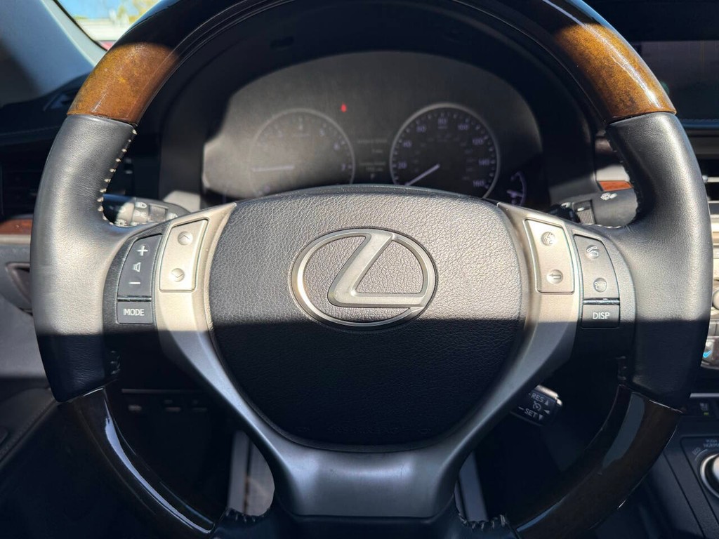 Lexus ES 350 Vehicle Full-screen Gallery Image 23