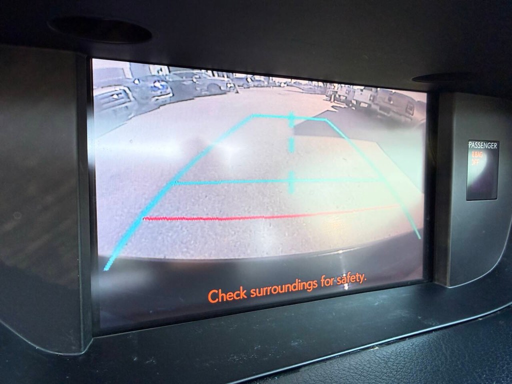 Lexus ES 350 Vehicle Full-screen Gallery Image 25