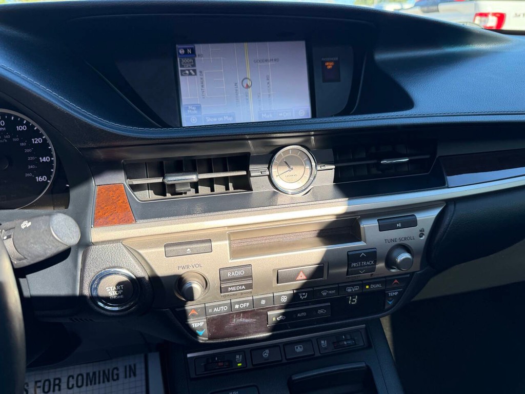 Lexus ES 350 Vehicle Full-screen Gallery Image 26