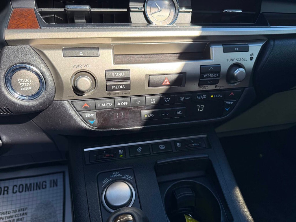 Lexus ES 350 Vehicle Full-screen Gallery Image 27