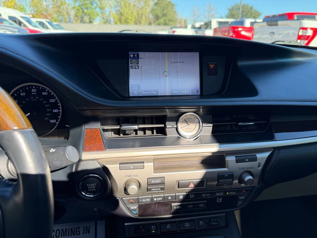 Lexus ES 350 Vehicle Full-screen Gallery Image 28