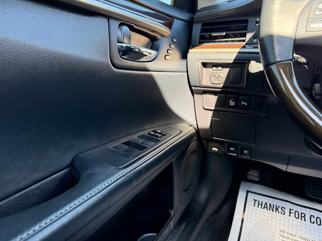 Lexus ES 350 Vehicle Full-screen Gallery Image 30