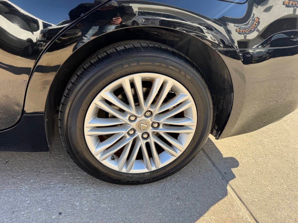 Lexus ES 350 Vehicle Full-screen Gallery Image 36