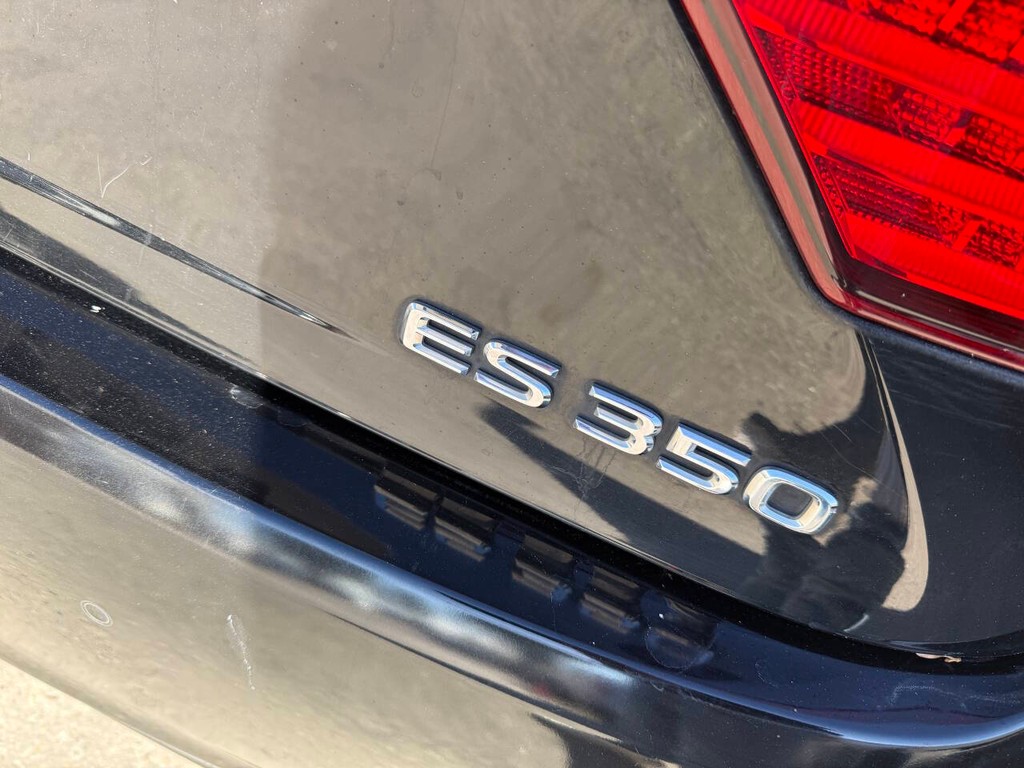 Lexus ES 350 Vehicle Full-screen Gallery Image 38