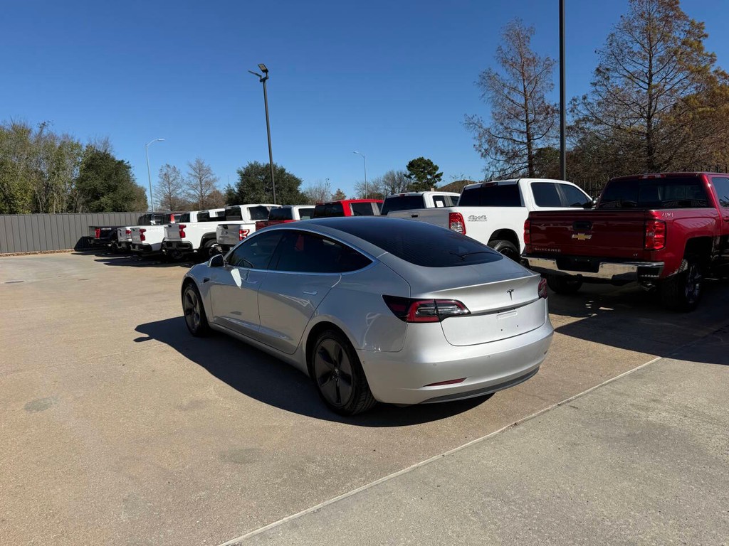 Tesla Model 3 Vehicle Full-screen Gallery Image 04