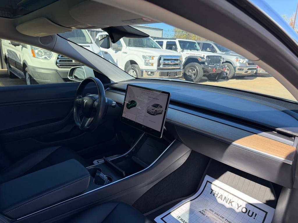 Tesla Model 3 Vehicle Full-screen Gallery Image 09