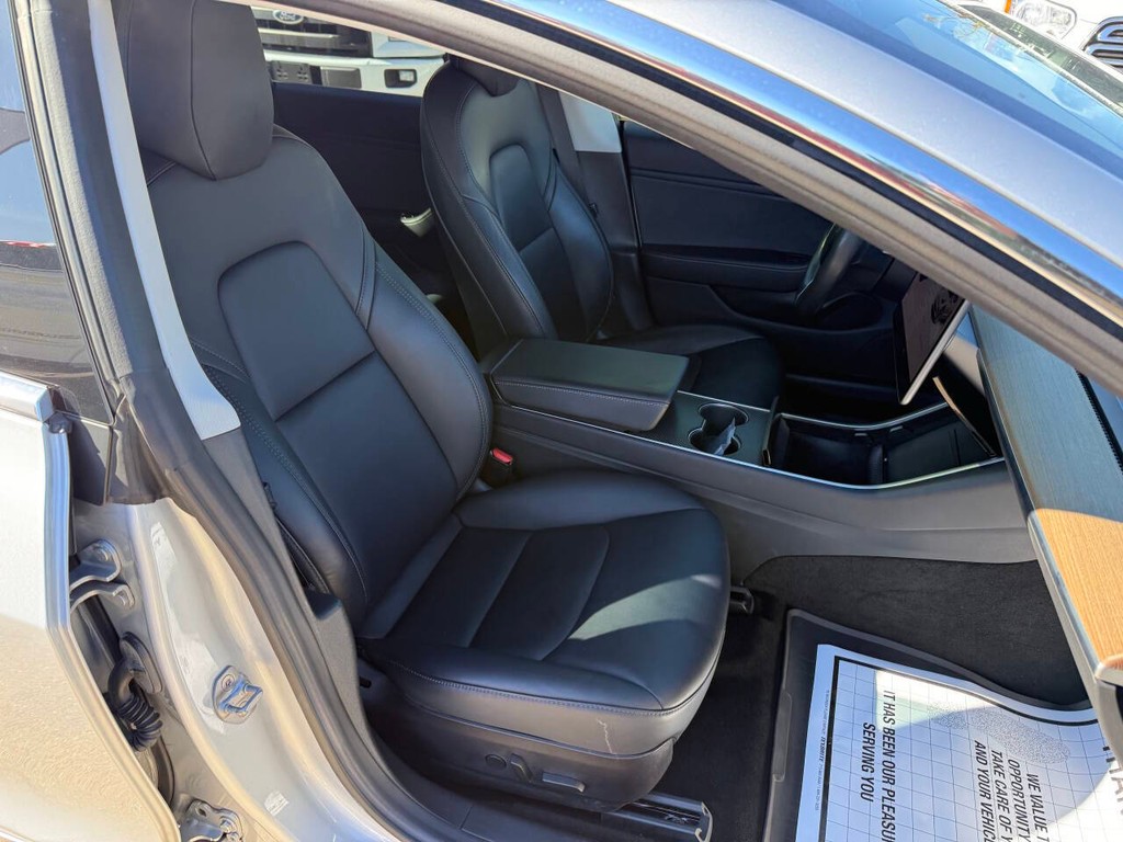 Tesla Model 3 Vehicle Full-screen Gallery Image 10