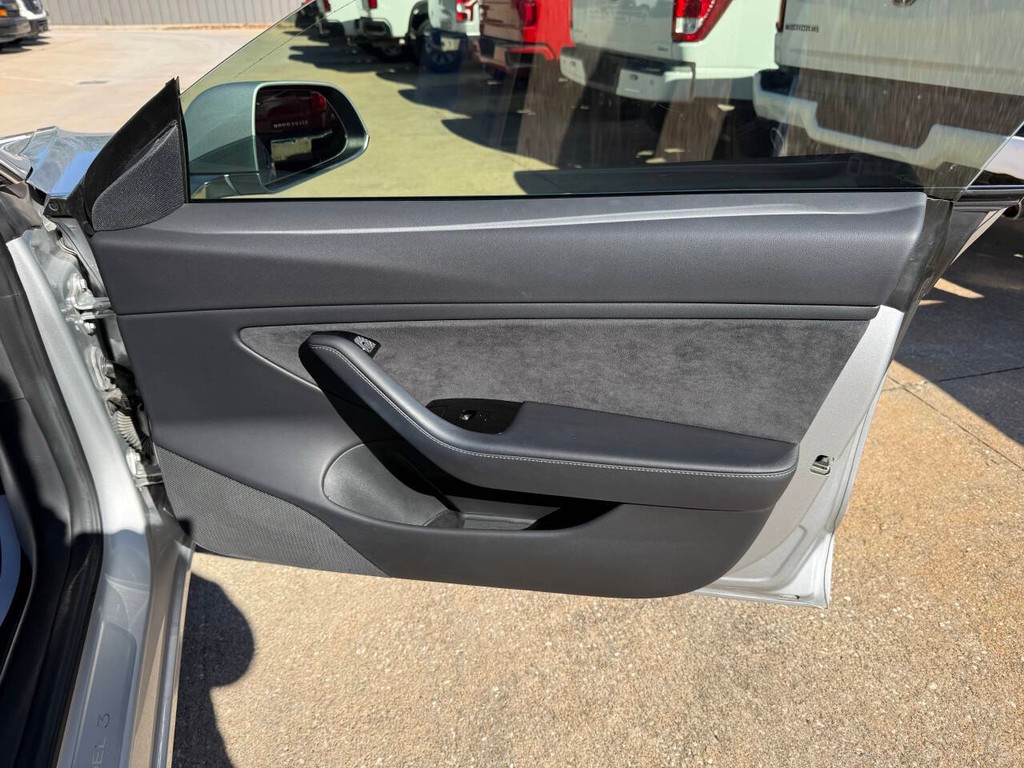 Tesla Model 3 Vehicle Full-screen Gallery Image 11