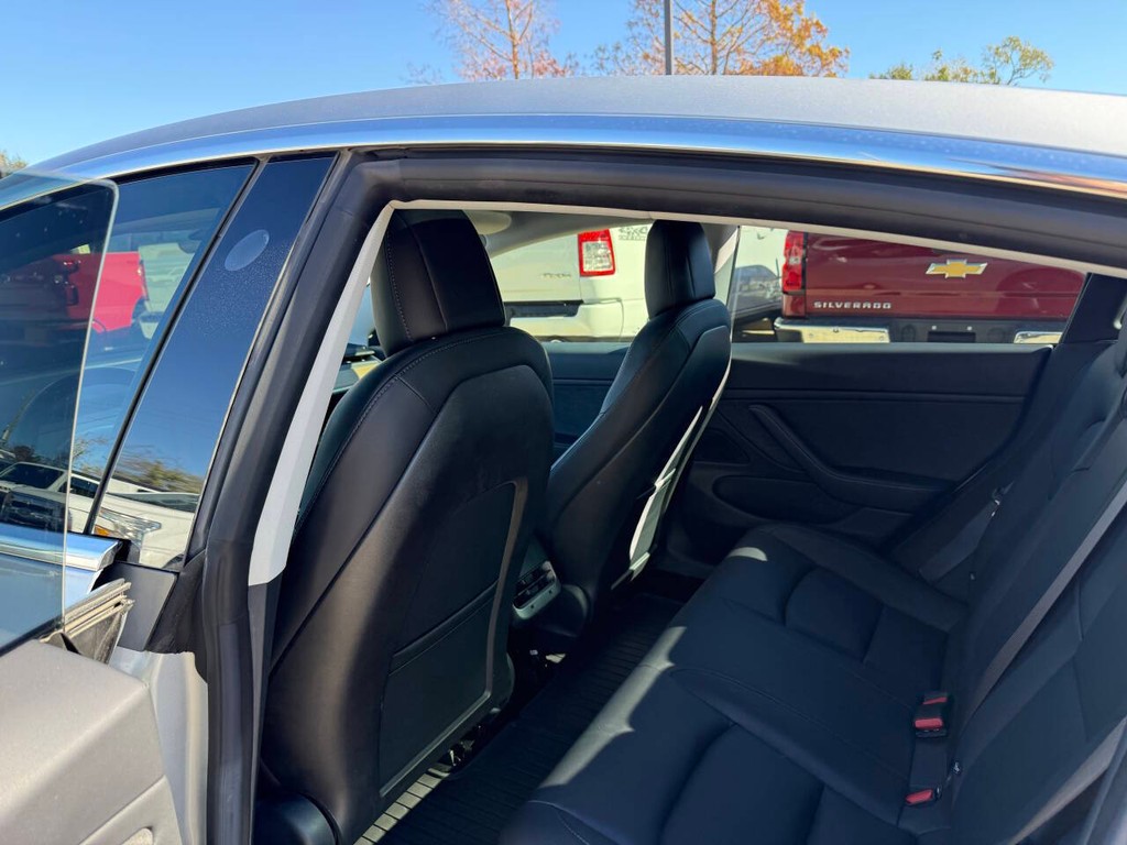 Tesla Model 3 Vehicle Full-screen Gallery Image 12