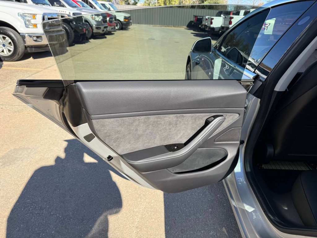 Tesla Model 3 Vehicle Full-screen Gallery Image 14