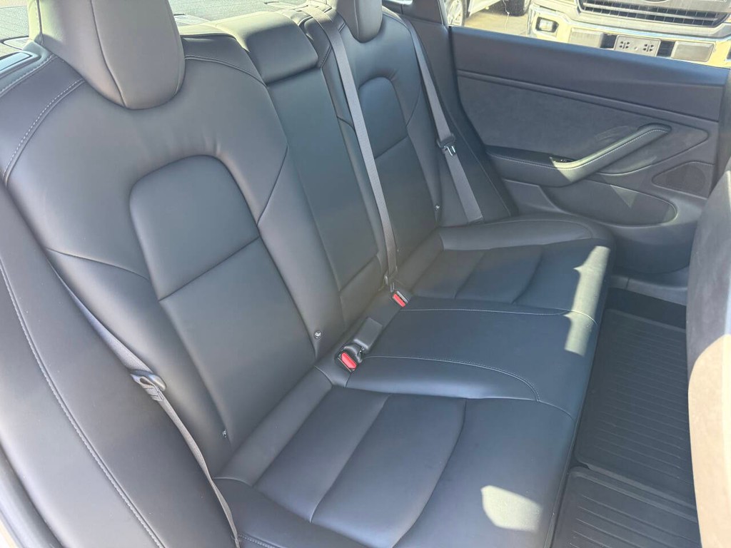 Tesla Model 3 Vehicle Full-screen Gallery Image 15