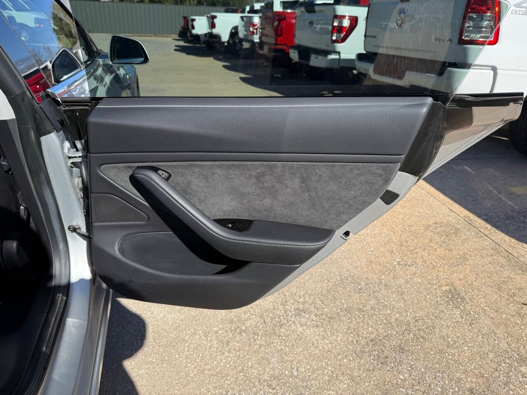 Tesla Model 3 Vehicle Full-screen Gallery Image 16