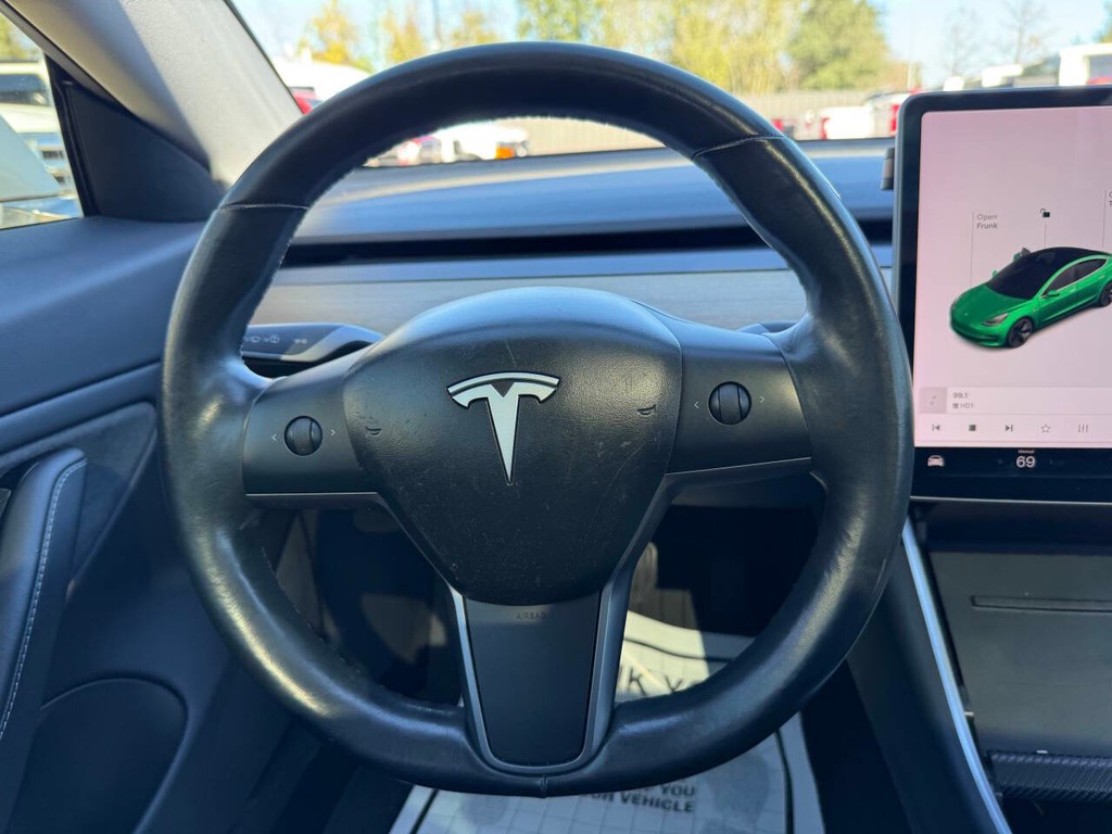 Tesla Model 3 Vehicle Full-screen Gallery Image 30