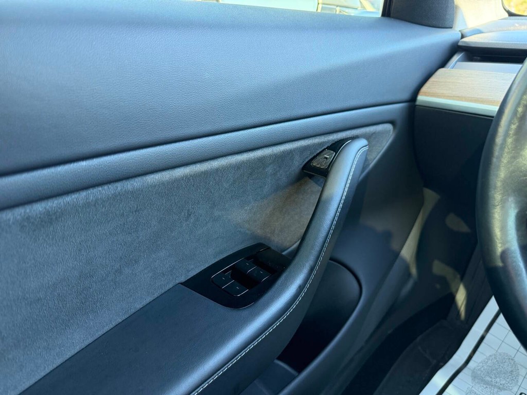 Tesla Model 3 Vehicle Full-screen Gallery Image 31