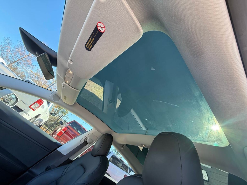 Tesla Model 3 Vehicle Full-screen Gallery Image 32