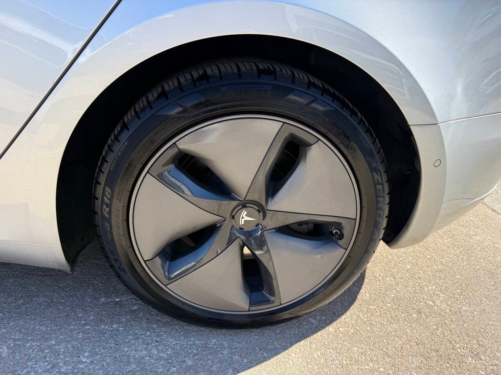 Tesla Model 3 Vehicle Full-screen Gallery Image 37