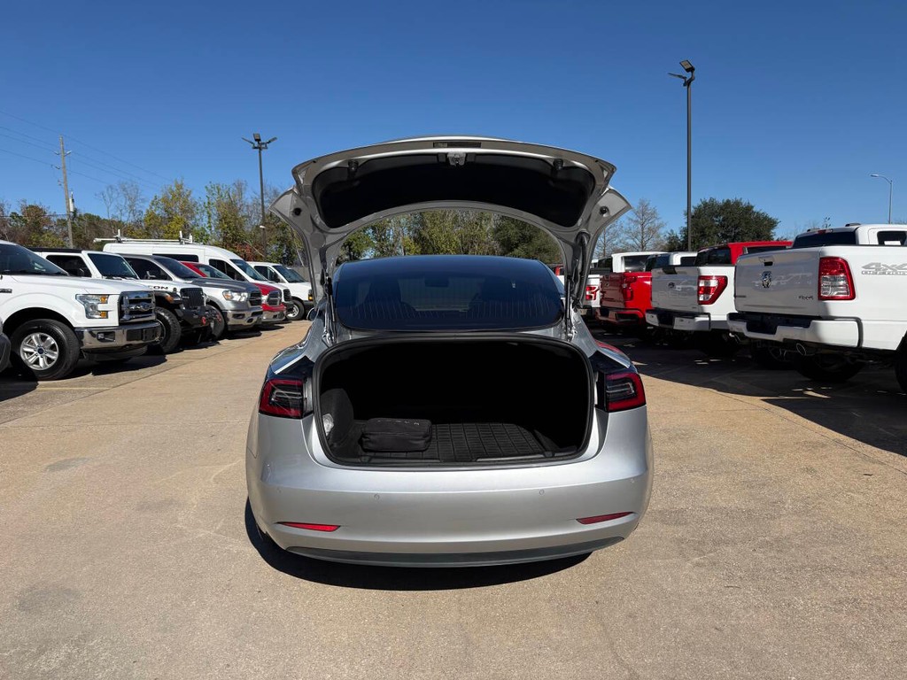 Tesla Model 3 Vehicle Full-screen Gallery Image 38