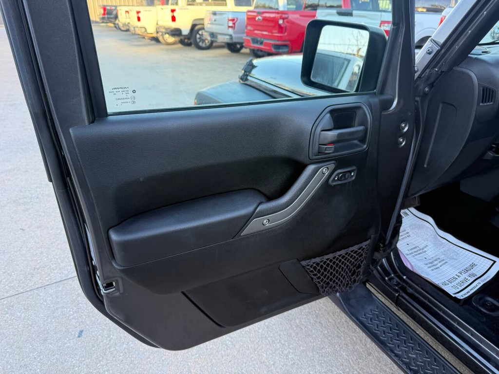 Jeep Wrangler Unlimited Vehicle Full-screen Gallery Image 08