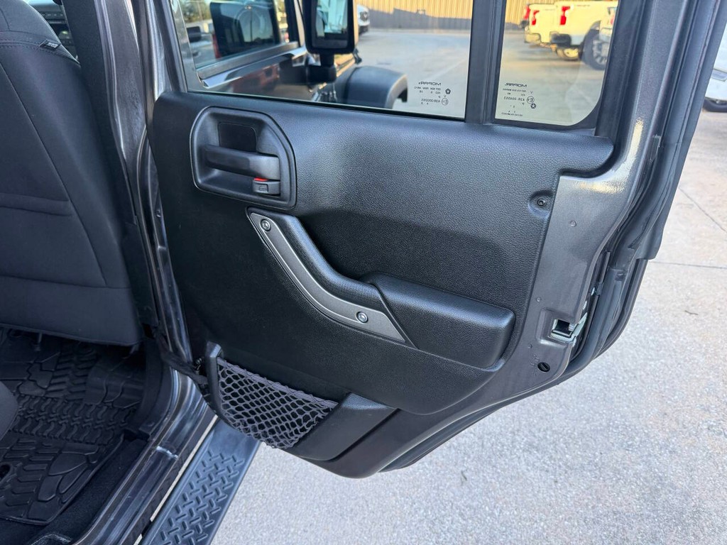 Jeep Wrangler Unlimited Vehicle Full-screen Gallery Image 16