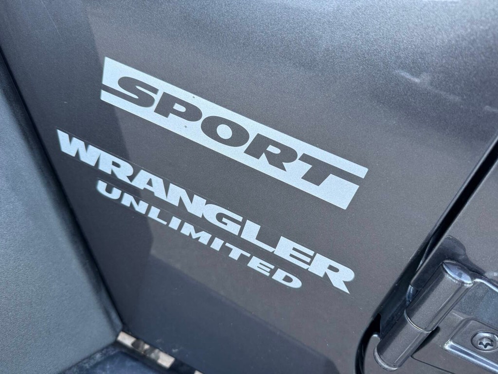 Jeep Wrangler Unlimited Vehicle Full-screen Gallery Image 35