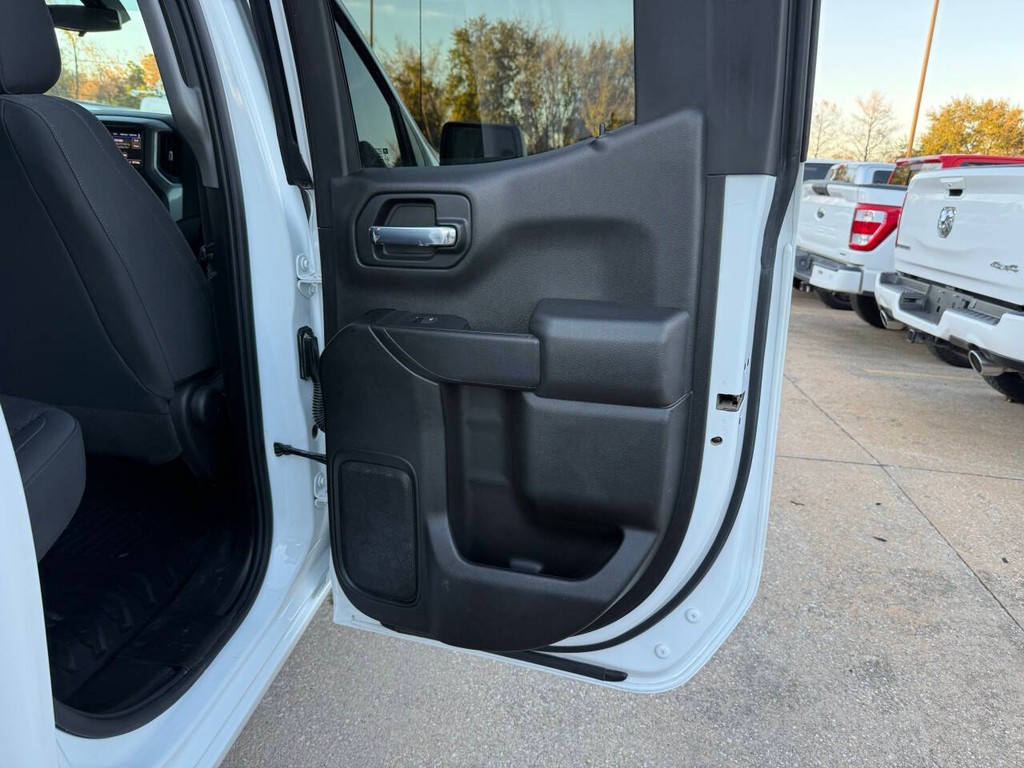 Chevrolet Silverado 1500 Vehicle Full-screen Gallery Image 16