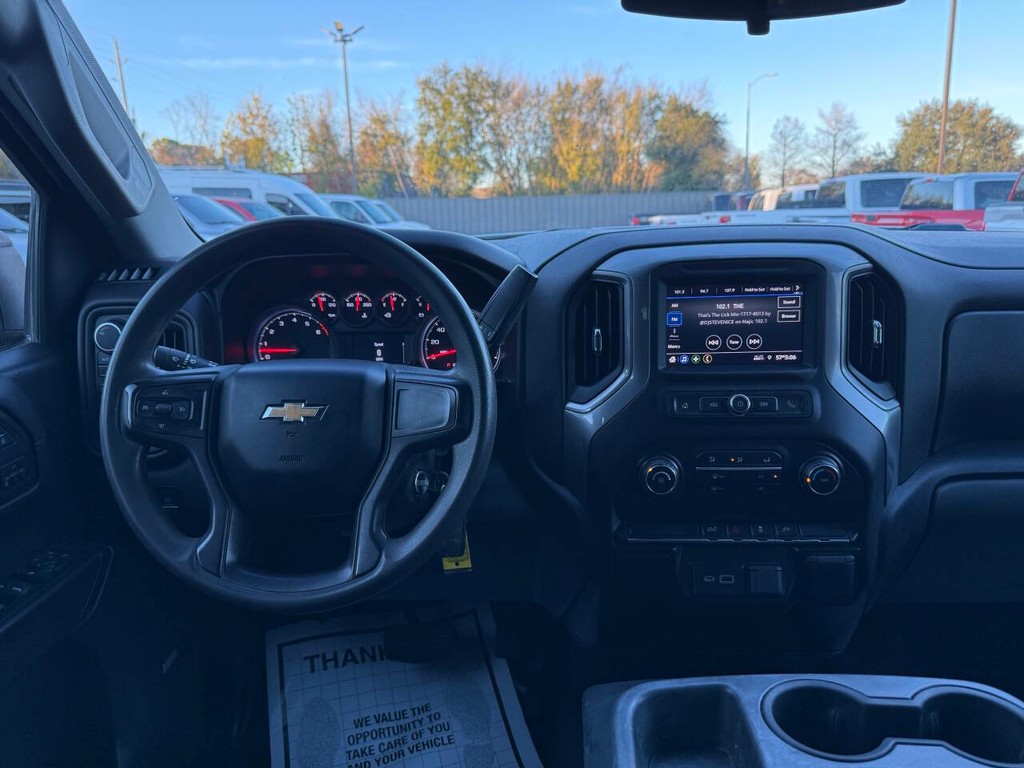 Chevrolet Silverado 1500 Vehicle Full-screen Gallery Image 21