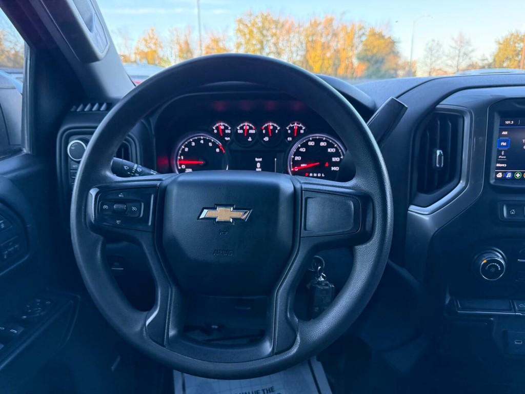 Chevrolet Silverado 1500 Vehicle Full-screen Gallery Image 22