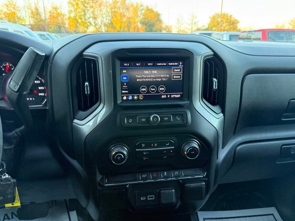 Chevrolet Silverado 1500 Vehicle Full-screen Gallery Image 24