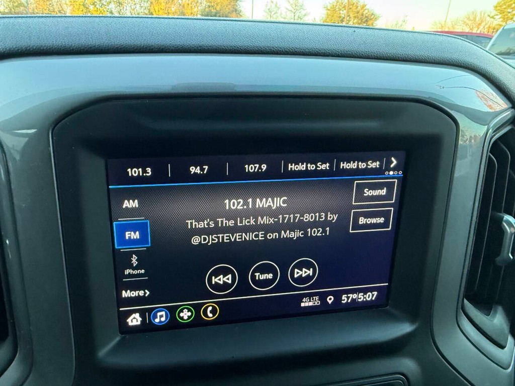 Chevrolet Silverado 1500 Vehicle Full-screen Gallery Image 26