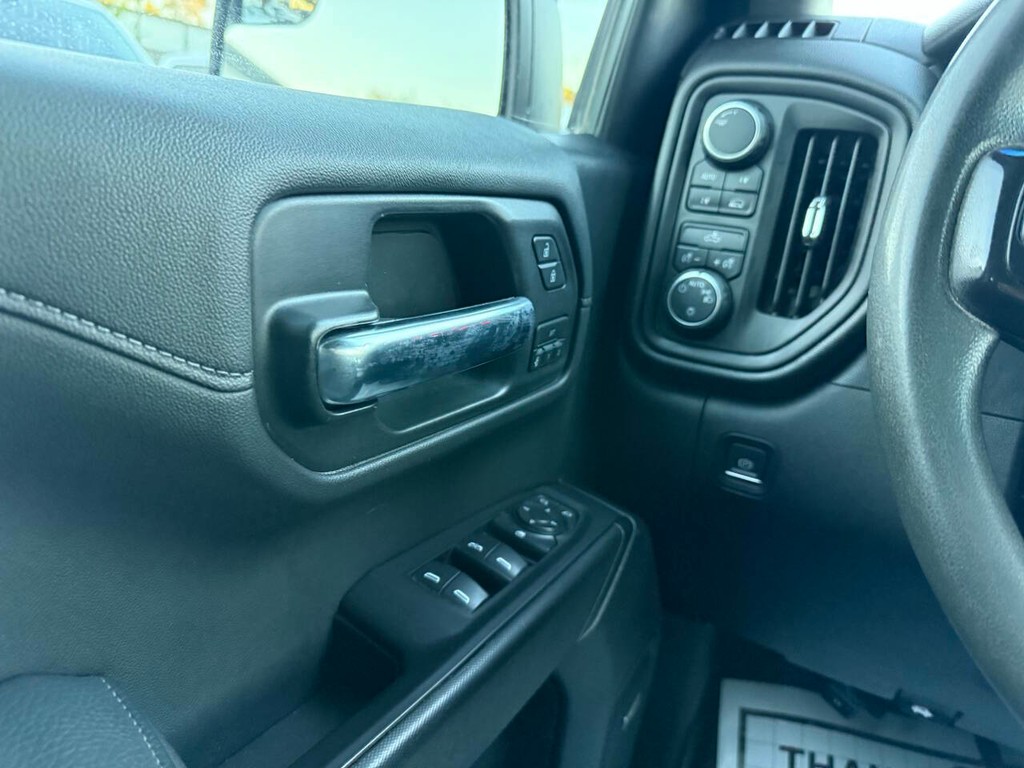 Chevrolet Silverado 1500 Vehicle Full-screen Gallery Image 32