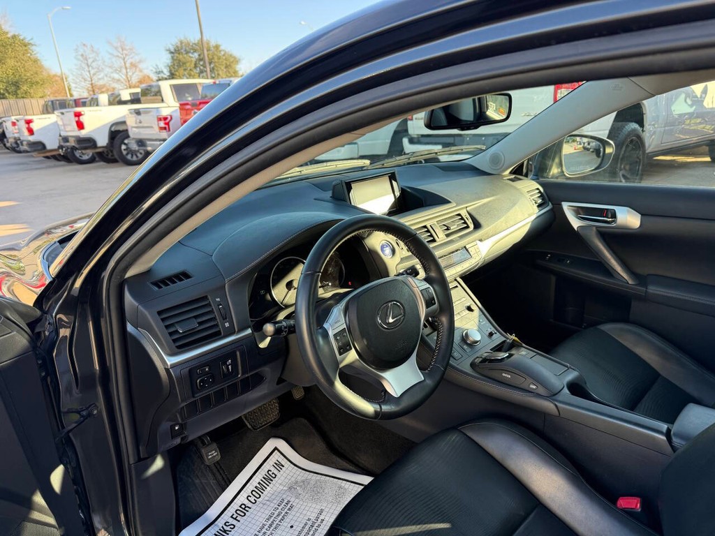 Lexus CT 200h Vehicle Full-screen Gallery Image 06