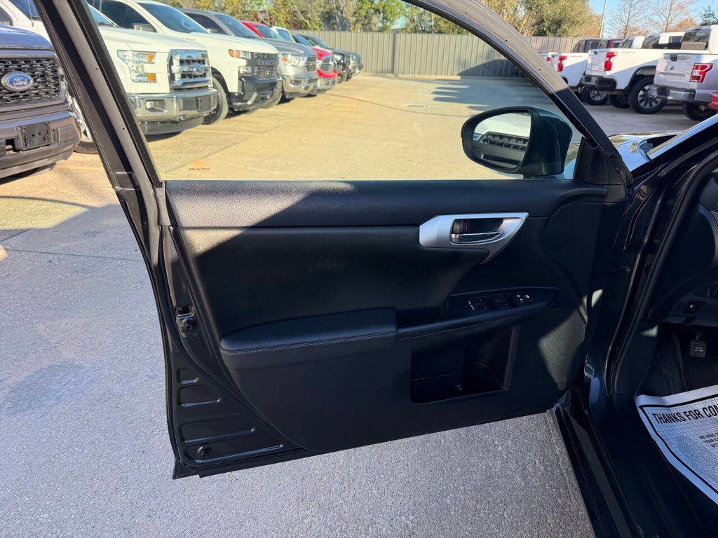 Lexus CT 200h Vehicle Full-screen Gallery Image 08