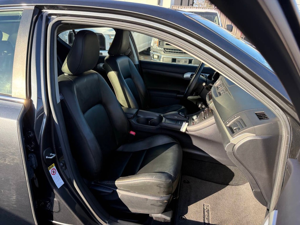 Lexus CT 200h Vehicle Full-screen Gallery Image 10