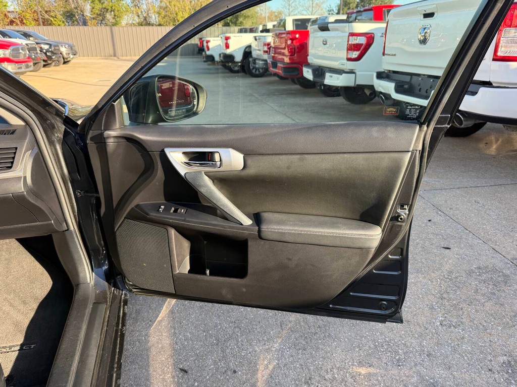 Lexus CT 200h Vehicle Full-screen Gallery Image 11