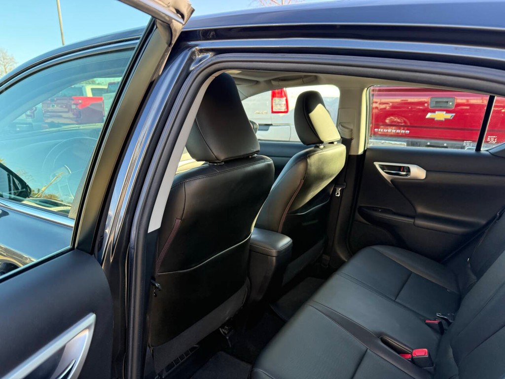 Lexus CT 200h Vehicle Full-screen Gallery Image 12