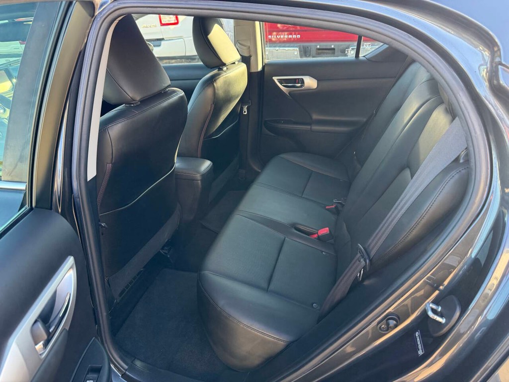 Lexus CT 200h Vehicle Full-screen Gallery Image 13