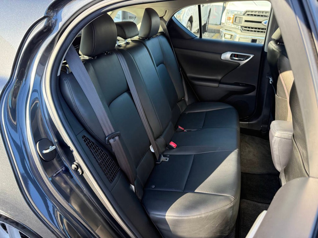 Lexus CT 200h Vehicle Full-screen Gallery Image 15