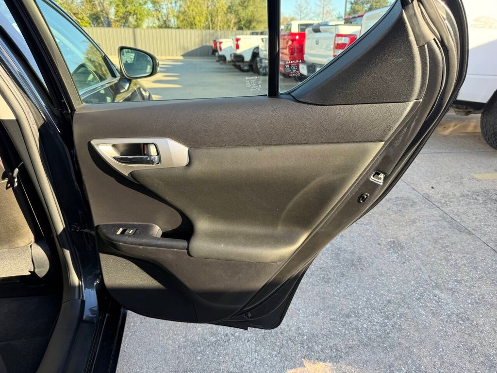 Lexus CT 200h Vehicle Full-screen Gallery Image 16