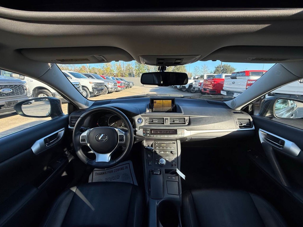 Lexus CT 200h Vehicle Full-screen Gallery Image 18