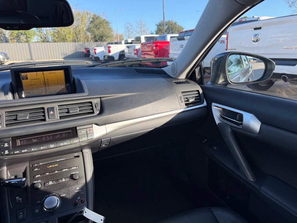 Lexus CT 200h Vehicle Full-screen Gallery Image 20