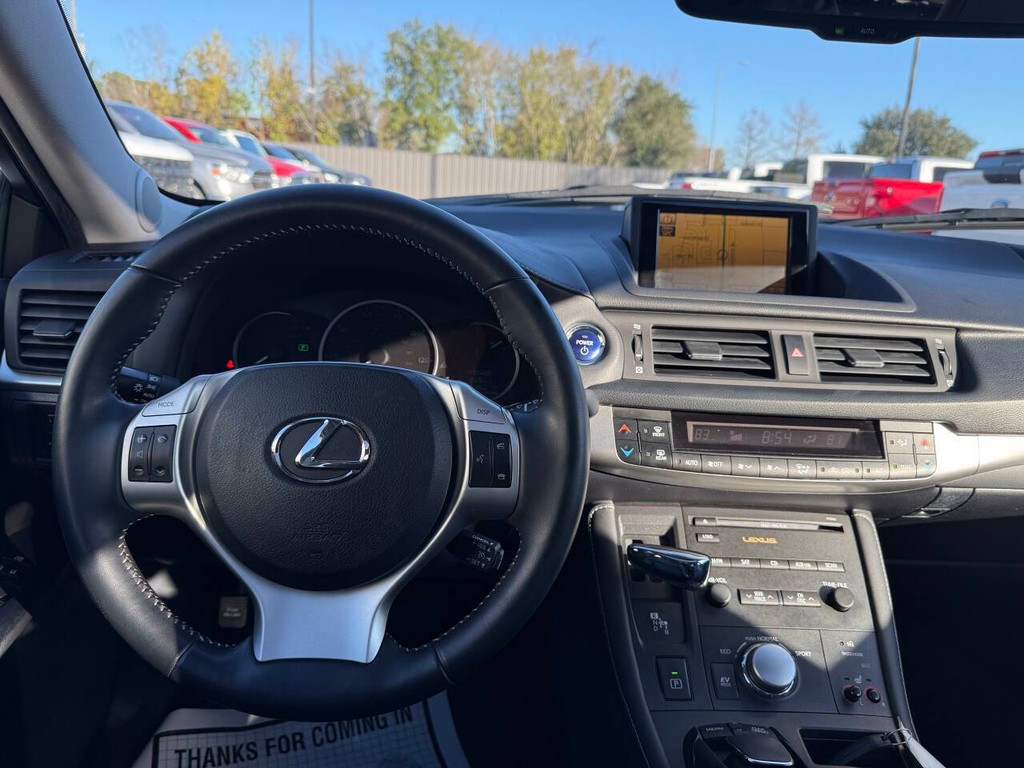 Lexus CT 200h Vehicle Full-screen Gallery Image 23